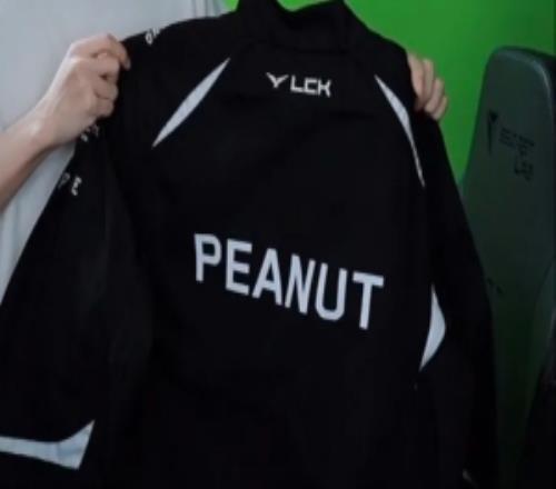 S7已曩昔太久小花生收到而且穿上印有"Peanut"ID的T1队服