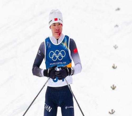 面部大面积擦伤！终点线，全场观众向赵子贺致意